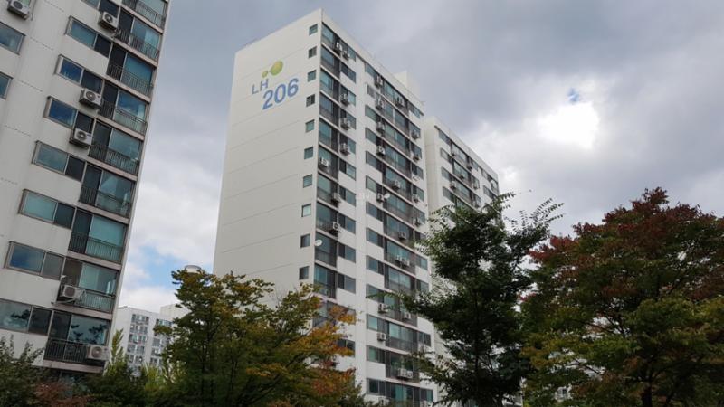 단지만의 특별한 외관 디자인으로 중후함이 느껴지는 단지 모습이에요