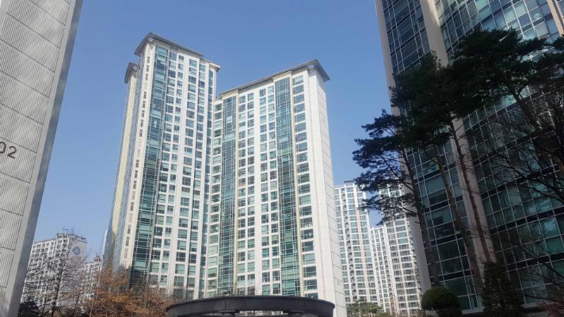 특유의 색채와 디자인이 묻어 있는 단지 외형이에요