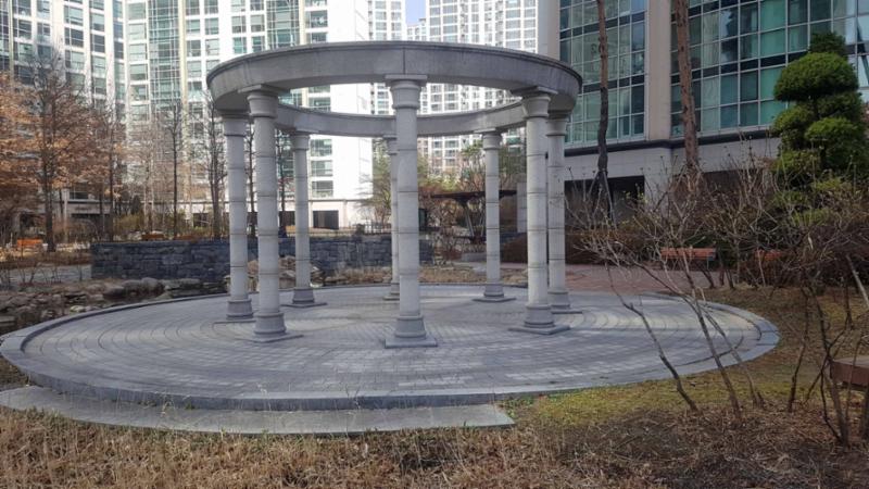 자연 친화적인 공간으로 꾸며진 단지 내 조경이에요