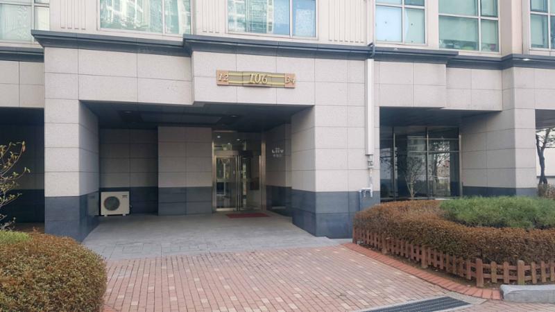 동부센트레빌의 고급스러운 디자인의 공용현관 입구에요