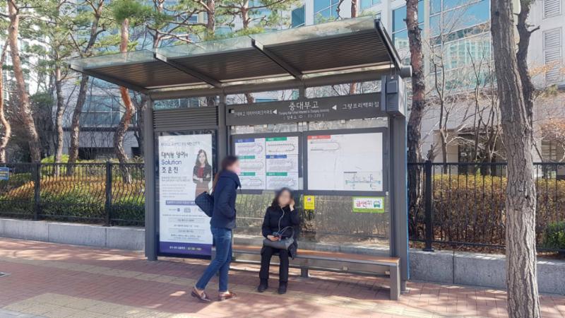 단지 바로 앞에 있는 버스정류장입니다