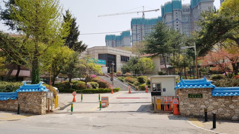 차량 8분 거리에 위치한 개포도서관 입니다