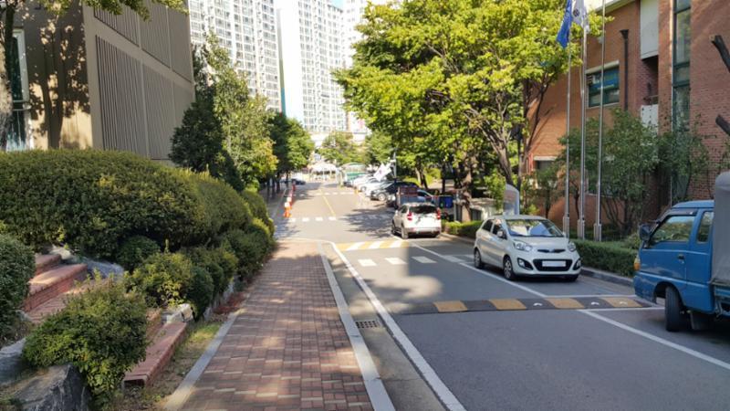단지 내부를 이어주는 도로에요