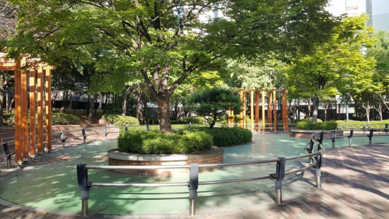단지 중앙에는 주민 휴게시설이 넓게 자리하고 있으며 주변으로 조형물과 조경이 어우러져 있어 마치 작은 공원에 온듯한 기분이 들어요