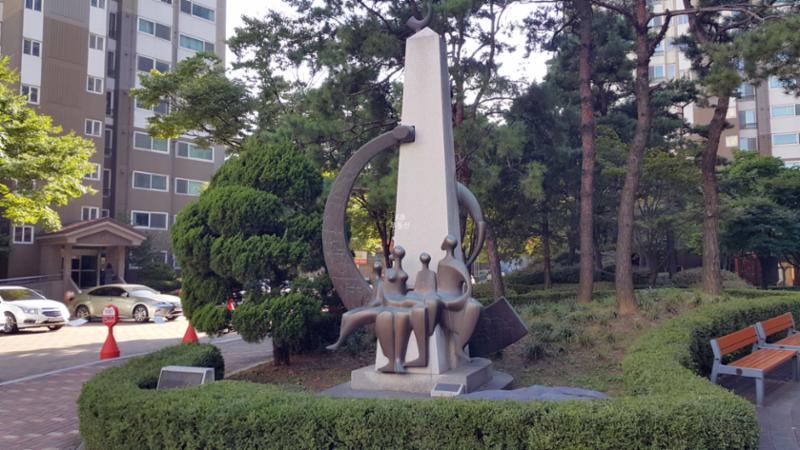 범박힐스테이트2단지의 품격을 높여 주는 단지 내 조형물이에요