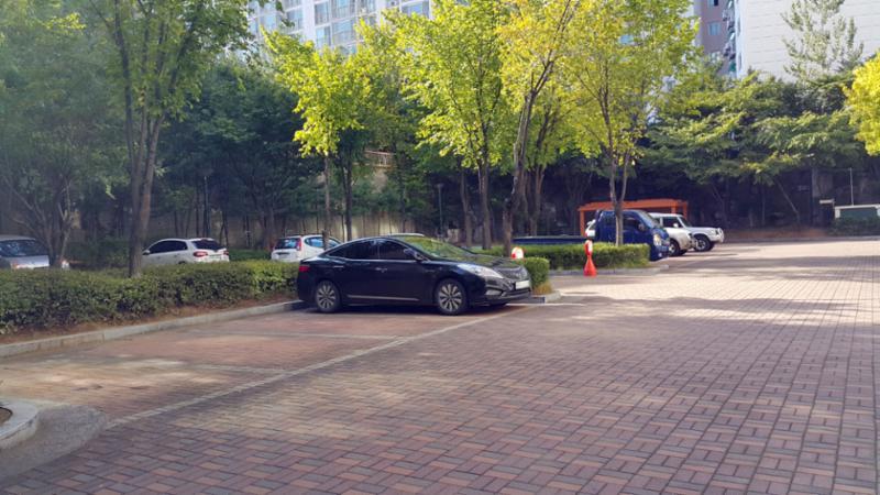 도로와 인접해 있는 지상주차장이에요