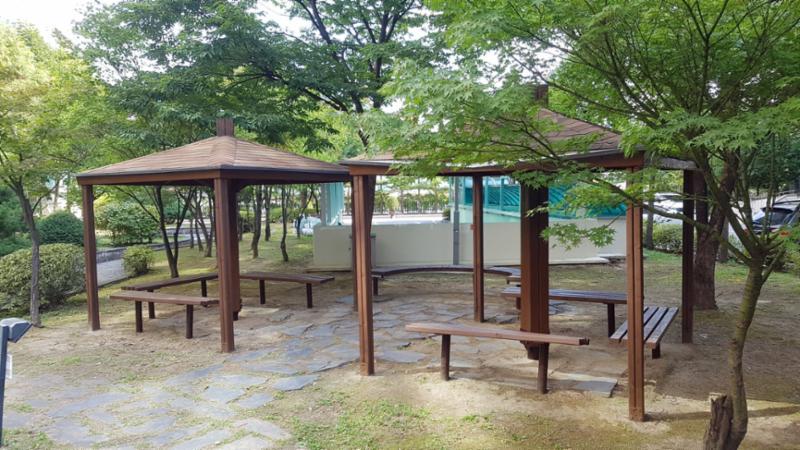 단지 내부에 위치한 쉼터모습이고요