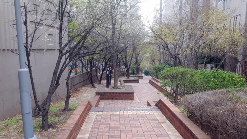 벽돌 타일로 지어진 보행로에요