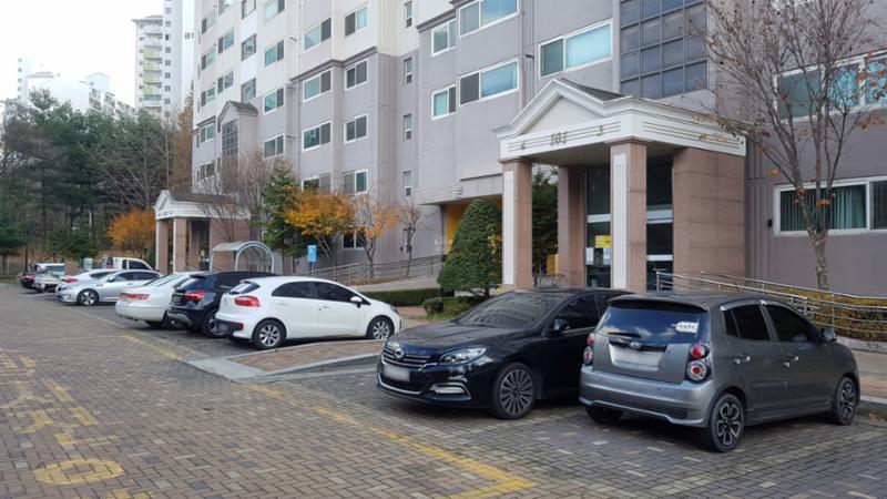 단지와 단지 사이에 넓은 지상 주차공간을 마련하여 집과 주차장의 이동이 편리해요