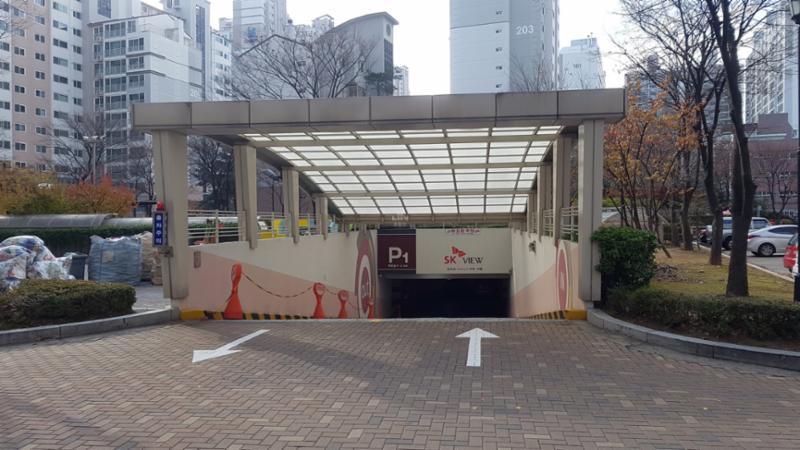 지하로 연결되어 있는 지하주차장 출입구에요