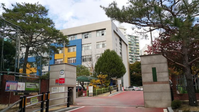 단지에서 도보 8분 거리에 위치해 있는 고등학교입니다