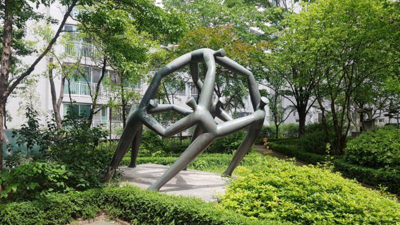 독특한 조형물이 단지 내 설치되어 있어 단지 분위기를 한껏 고급스럽게 만들어 줘요