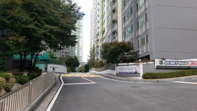 단지내 현관으로 바로 연결되는 도로 입니다