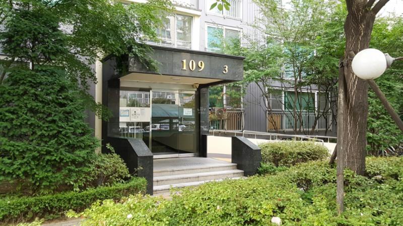 일신건영휴먼빌 109동 1층 공동현관이에요