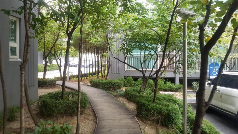 단지 주변과 연결된 산책로에요
