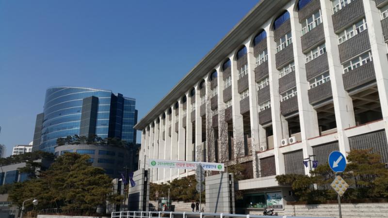 단지 인근에 대학교가 위치하고 있어 대학로 주변이 번화가로 잘 조성되고 있습니다