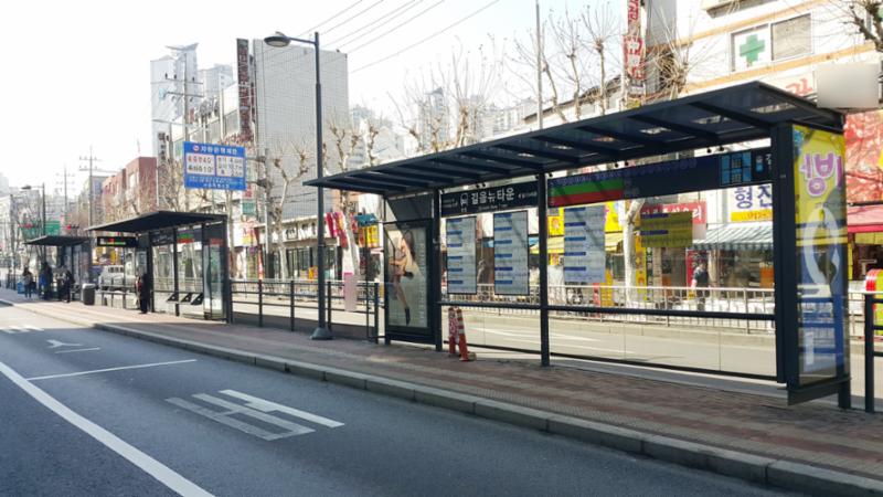 단지 인근에 위치한 버스정류장입니다