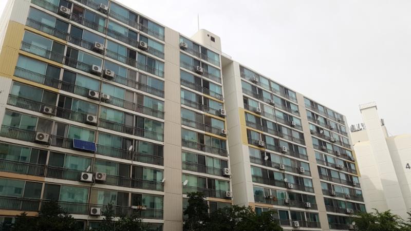 총 765세대, 9개 동, 12층으로 조성된 본동신동아 단지에요
