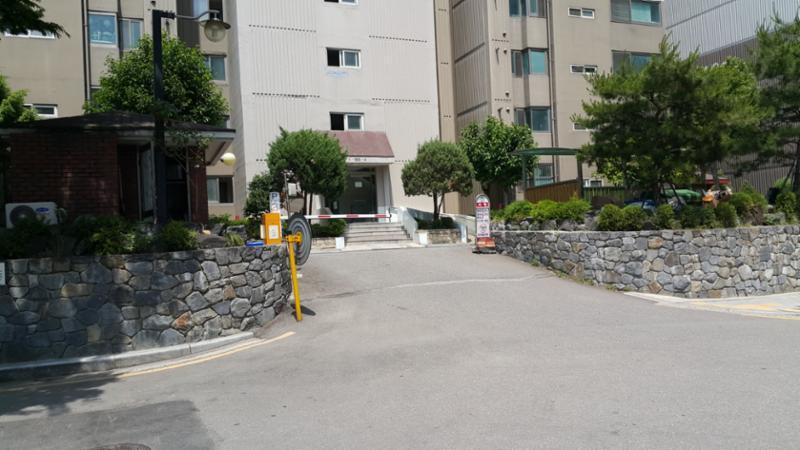 무난한 모습의 유원강변 정문입니다