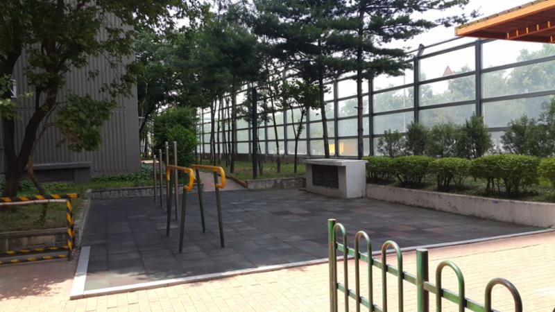 단지 내 위치한 공터로 간단한 체조, 산책, 구기종목 등을 할 수 있으며 애완견이 뛰어놀기에도 좋은 공간이네요