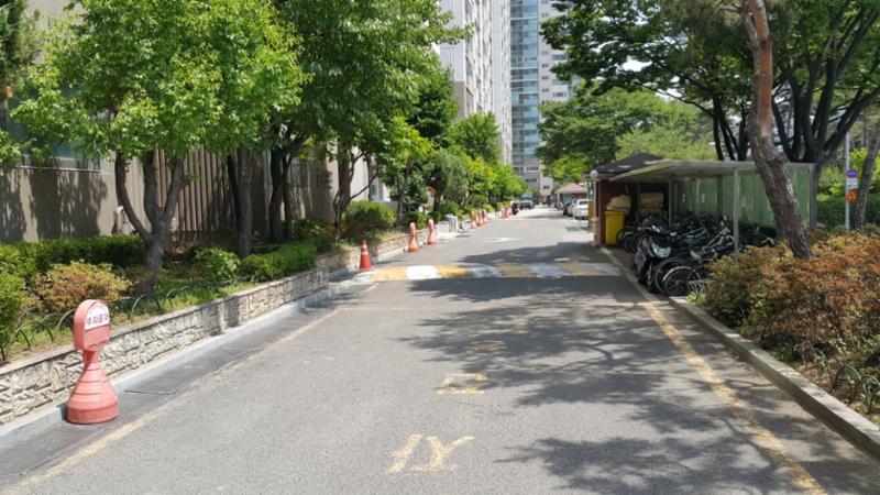 지상주차장과 인접한 단지 내 도로입니다