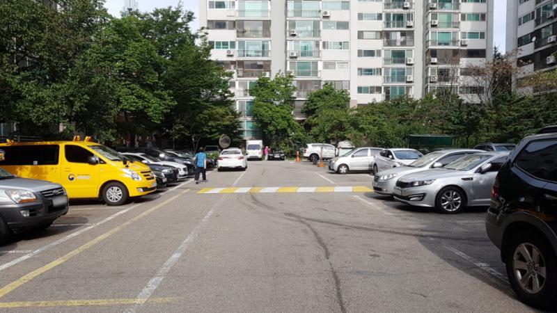 단지 내에서 서행하도록 고속방지턱이 설치되어 있는 단지 내 도로에요