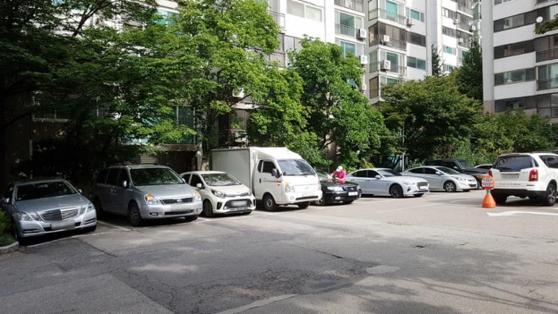 질서있게 주차할 수 있는 지상 주차공간이 별도로 마련되어 있어 입주민의 편의성을 높였어요