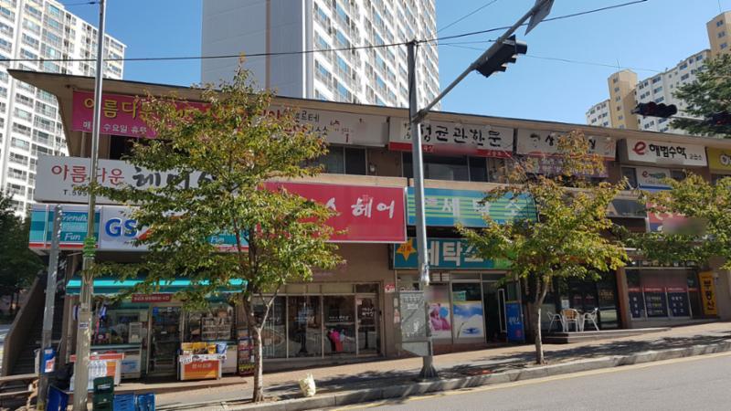 단지 내에 위치한 상가 모습이에요