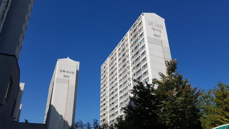단지 안에서 바라본 평내마을상록데시앙 단지외관 모습이에요