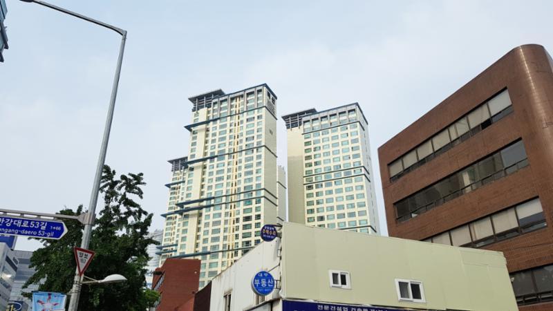 원거리에서 바라본 한강로벽산메가트리움의 단지전경이에요