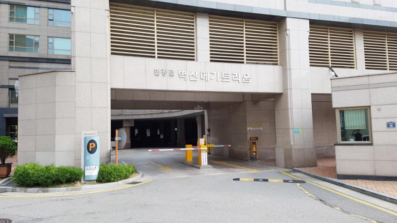 한강로벽산메가트리움의 단지 내 지하주차장 출입구에요