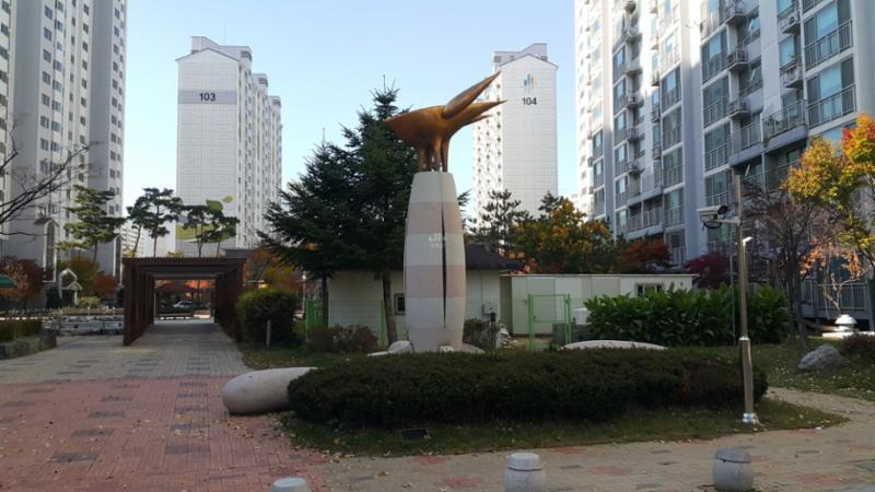 삼산타운1단지 곳곳에 잘 관리된 화단과 다양한 조형물이 갖춰져 있어 보는 재미가 있는 단지 전경이에요