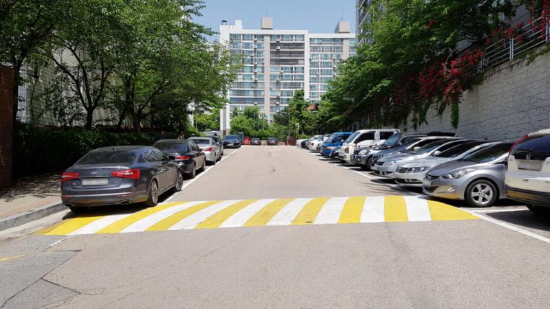 단지내에서 서행하도록 과속방지턱이 설치되어 있는 단지 내 도로에요
