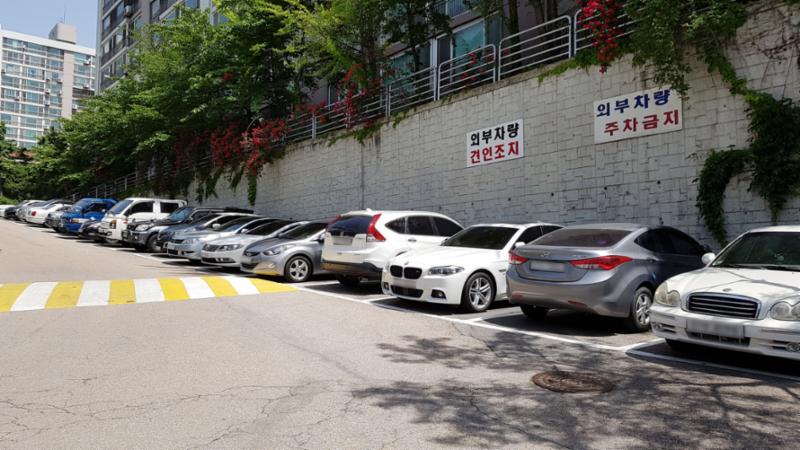 단지 내 지상주차장 모습이에요