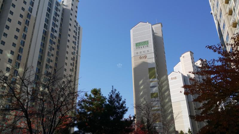 푸르지오만의 색채와 로고가 돋보이는 단지 외형 이에요