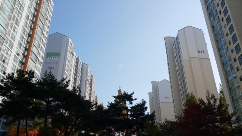 심플한 외관 디자인으로 품격있고 고급스러움이 느껴지는 단지 모습이에요