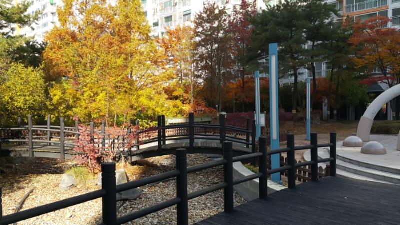 단지 중앙에는 분수시설과 수변시설, 다양한 조형물, 조경이 조화롭게 꾸며져 있습니다