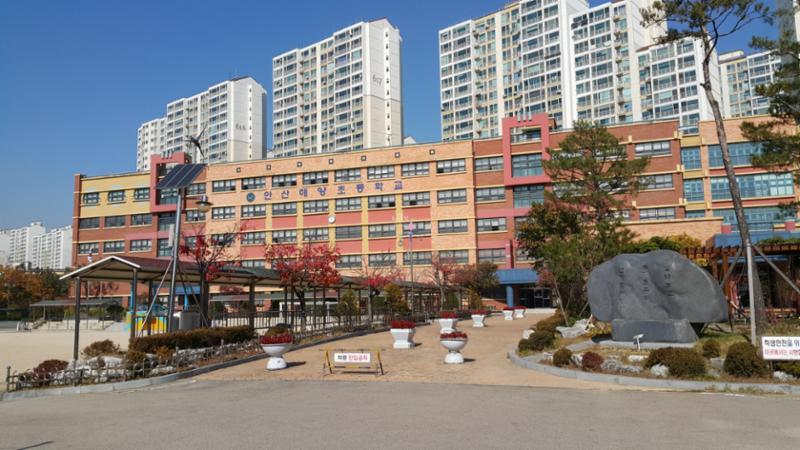 단지 주변으로 배정학교인 안산해양초등학교가 있습니다