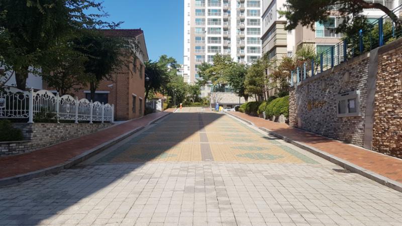 단지를 관통하여 이어져 있는 단지 내 도로에요