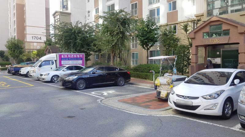 단지 현관 곳곳마다 지상 주차장이 마련되어 있고 넓이 또한 넉넉하여 차량간의 불편사항이 없으며 도로와 인접해 정문이나 후문으로 이동이 편해집니다