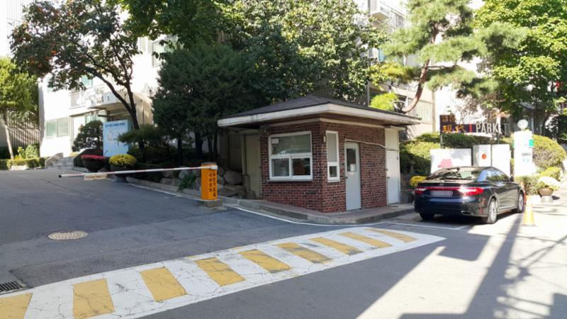 현대아이파크 단지 정문이에요