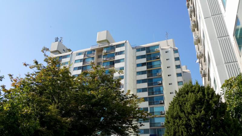 1994년에 입주한 단지로, 페인트로 재정비하여 깨끗하게 관리되고 있는 단지 전경이에요