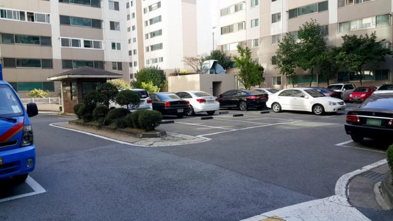 넉넉한 주차공간을 갖춘 지상주차장이에요