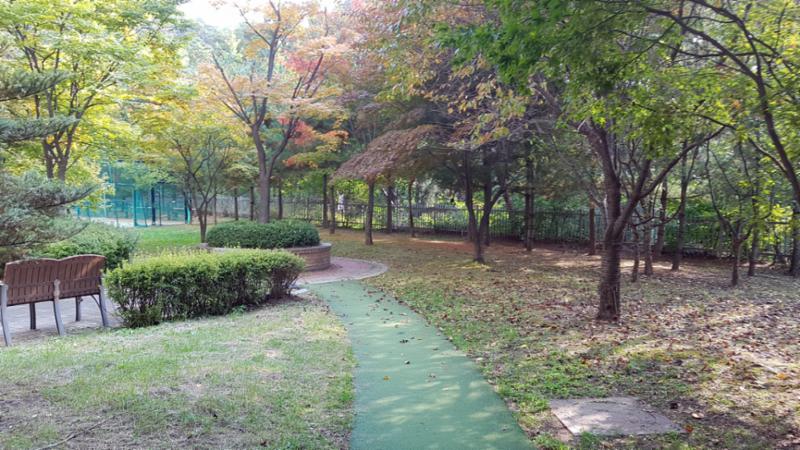 단지 내 조경이 우거져 있어 여유로운 산책을 하기 좋은 산책로예요