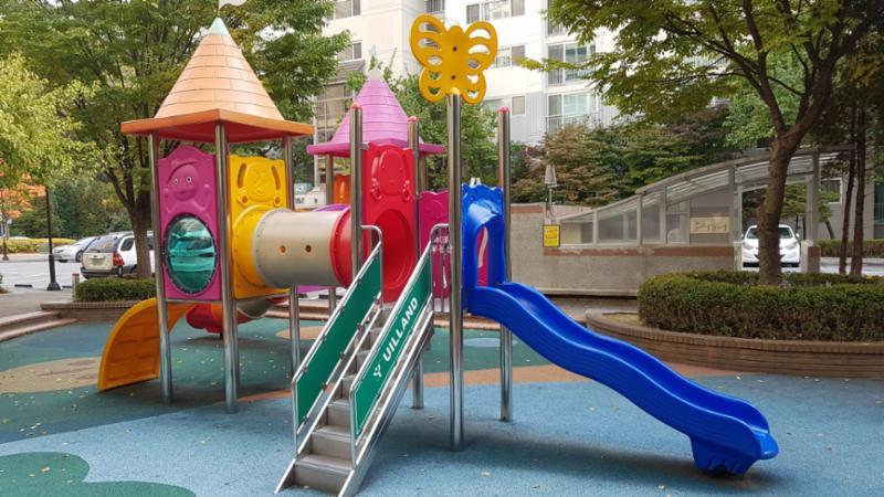 아이들의 상상력과 호기심을 일깨워 줄 놀이기구가 마련된 어린이놀이터예요