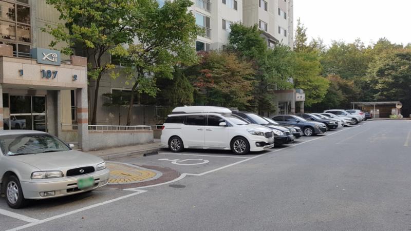 공용현관 앞에 마련된 지상주차장이에요
