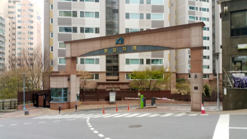 단지의 이미지를 높여주고 아파트 가치를 드높여 주는 멋스러운 대형 문주가 마련된 정문이에요