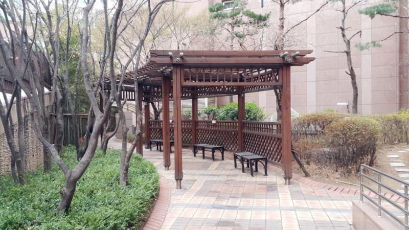 벤치에 앉아 편안하게 휴식을 취할 수 있는 휴식공간이에요