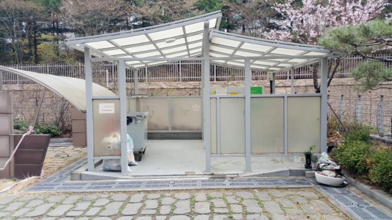 단지 한쪽에 마련된 분리수거장이에요