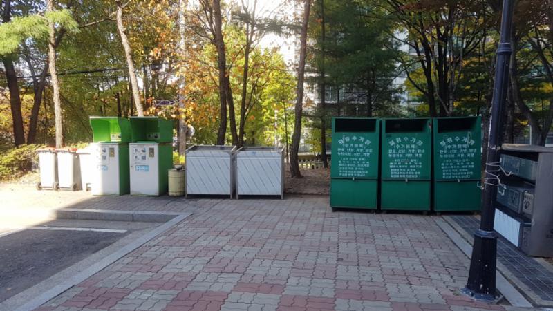 단지 한쪽에 마련된 분리수거장이에요